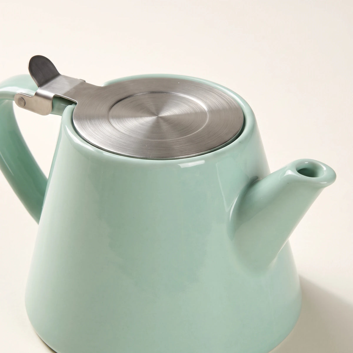 Muse ceramic teapot with infuser, Aqua Blue, close-up of the hinged steel lid