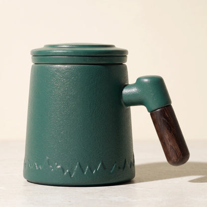 Everest ceramic tea infuser mug, Forest Green, side view, lid on