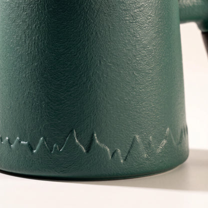 Everest ceramic tea infuser mug, Forest Green, close-up of the textured base and mountain pattern