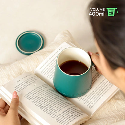 Everest ceramic tea infuser mug, Forest Green, with tea, on an open book, volume 400 ml