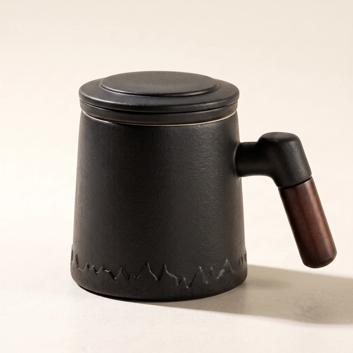 Everest ceramic tea infuser mug, Noir Black, side view, lid on