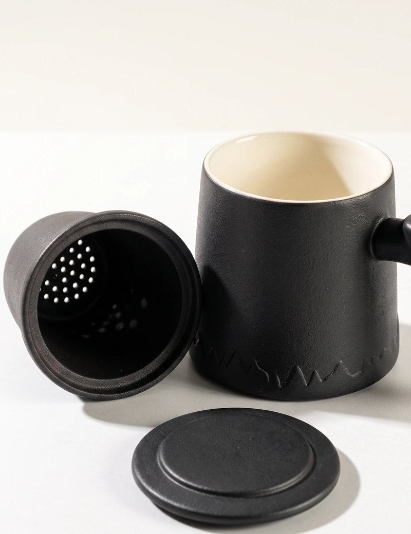 Everest tea infuser mug, Noir Black, with the infuser and lid beside it