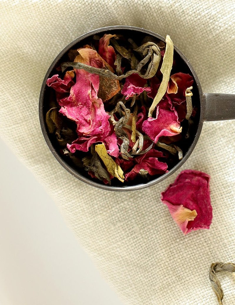 Ideal tea spoon filled with loose-leaf tea, seen from above