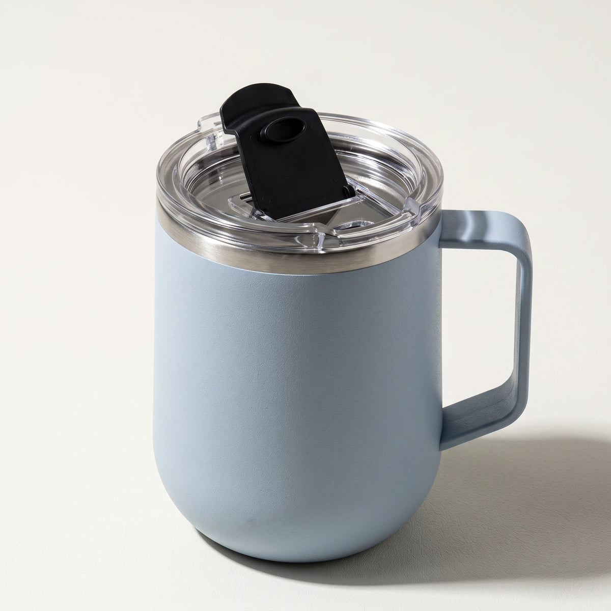 Pulse travel mug, Frost Blue, close-up of the flip-top lid