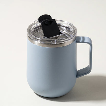 Pulse travel mug, Frost Blue, close-up of the flip-top lid
